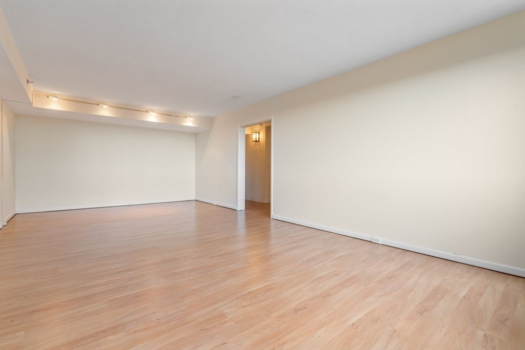 250 Hammond Pond Pkwy # 1406N