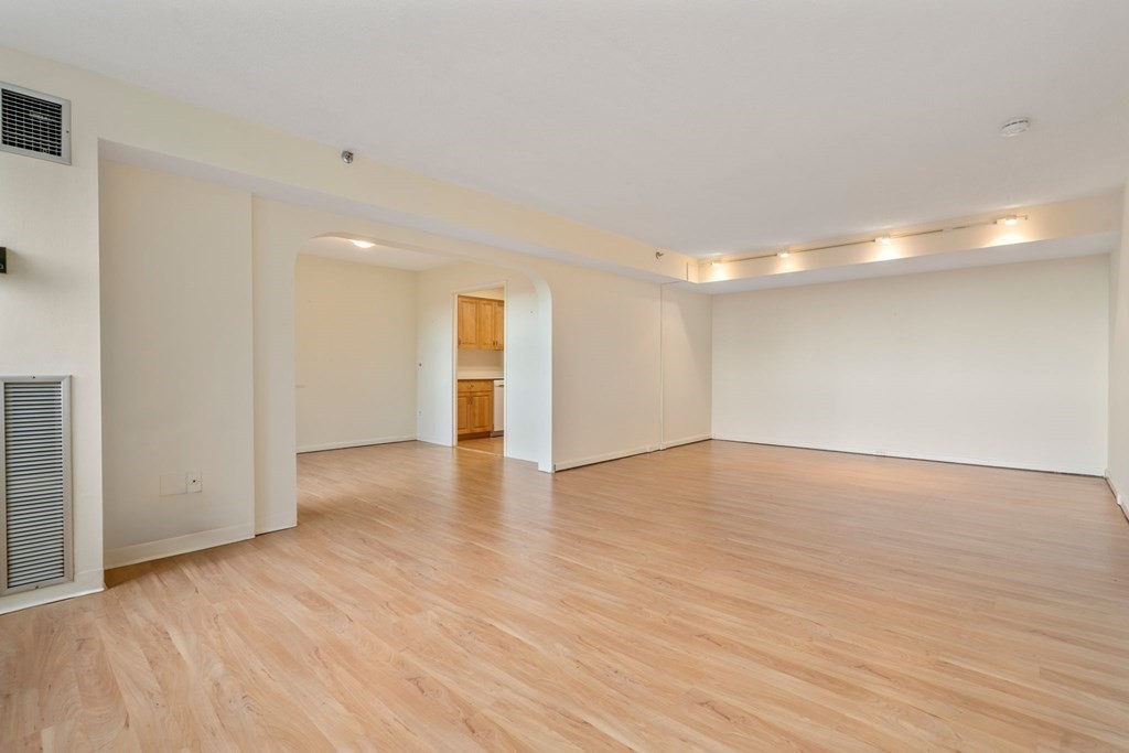 250 Hammond Pond Pkwy # 1406N