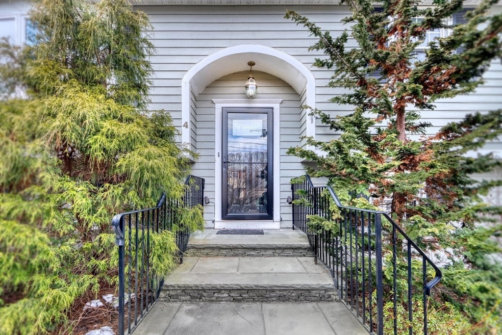 4 Heritage Dr