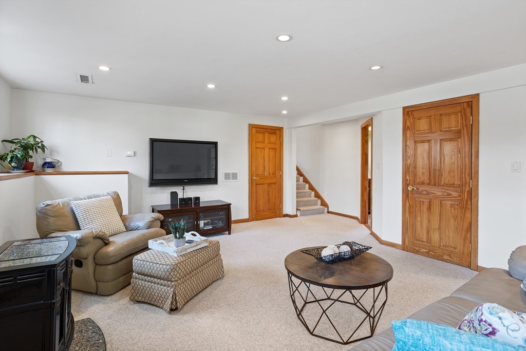 16 Juniper Ridge Rd