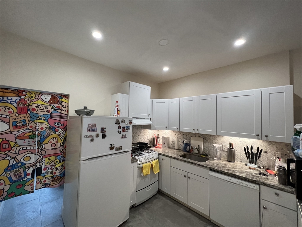 61 Thatcher St # 2