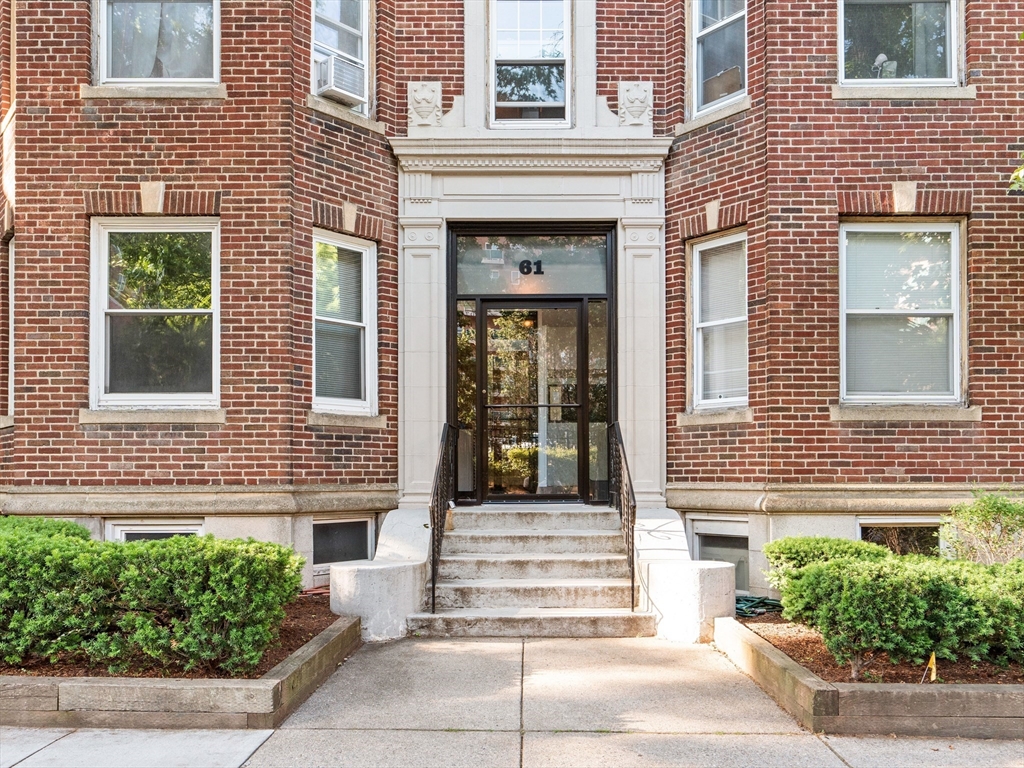 61 Thatcher St # 2