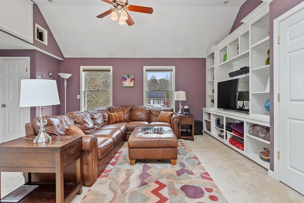 9 Robbins Rd