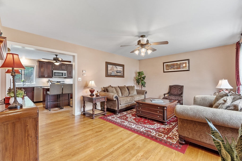 9 Robbins Rd