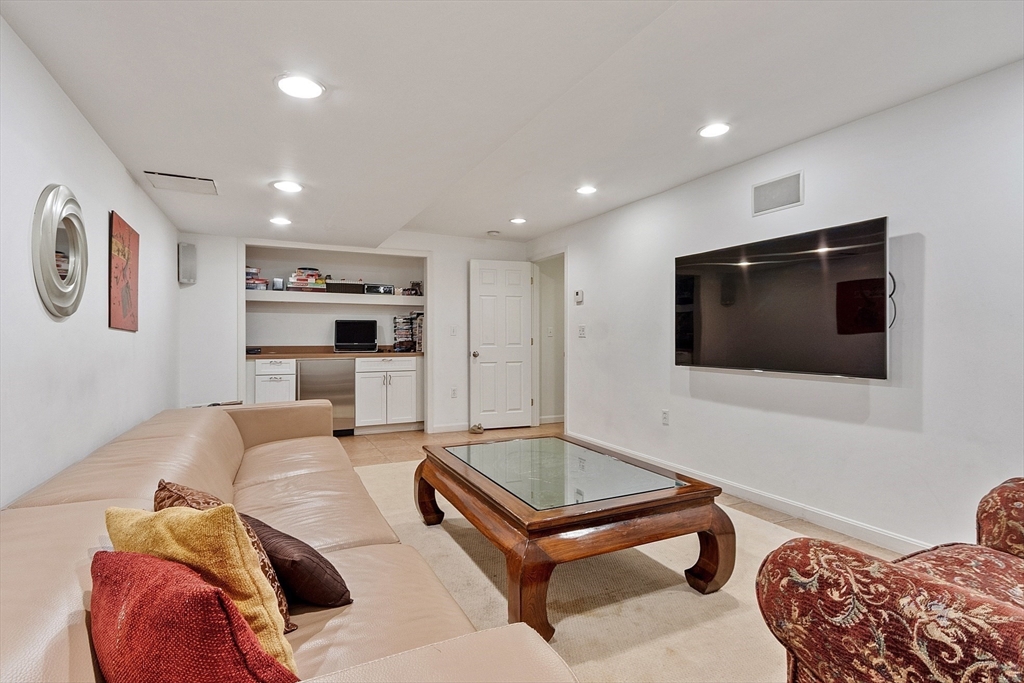 9 Robbins Rd