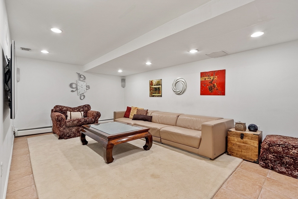 9 Robbins Rd