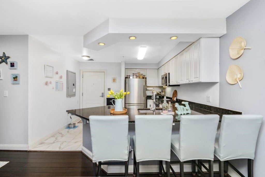 501 Commerce # 203 Unit: 2-203