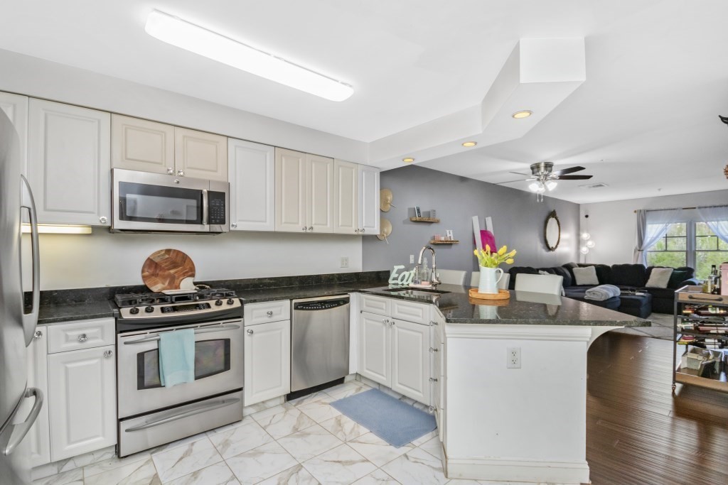 501 Commerce # 203 Unit: 2-203