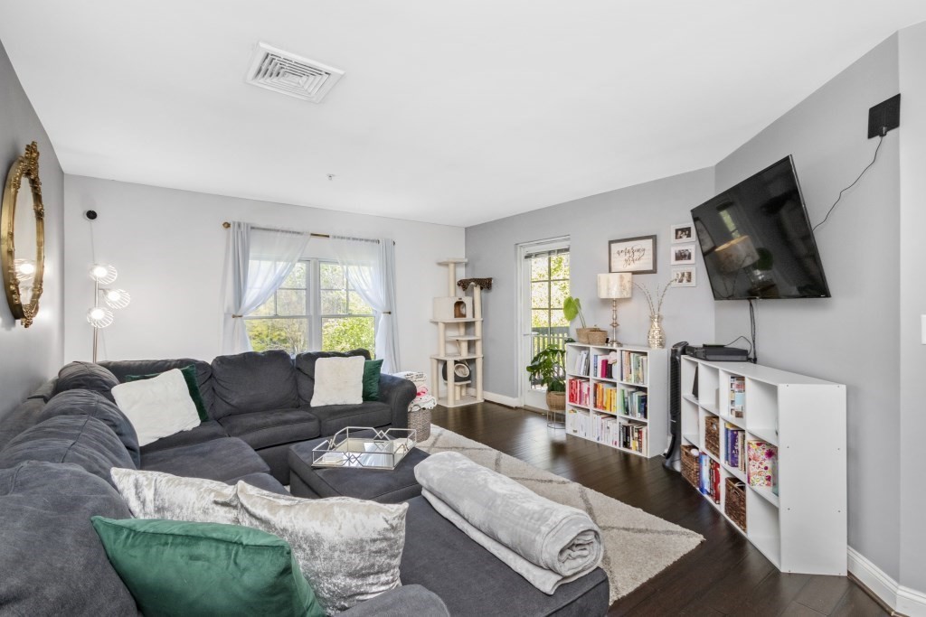 501 Commerce # 203 Unit: 2-203