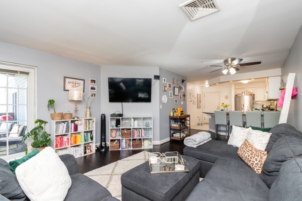 501 Commerce # 203 Unit: 2-203