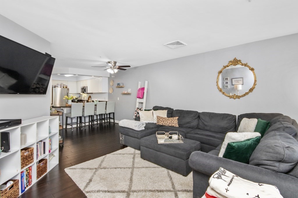 501 Commerce # 203 Unit: 2-203