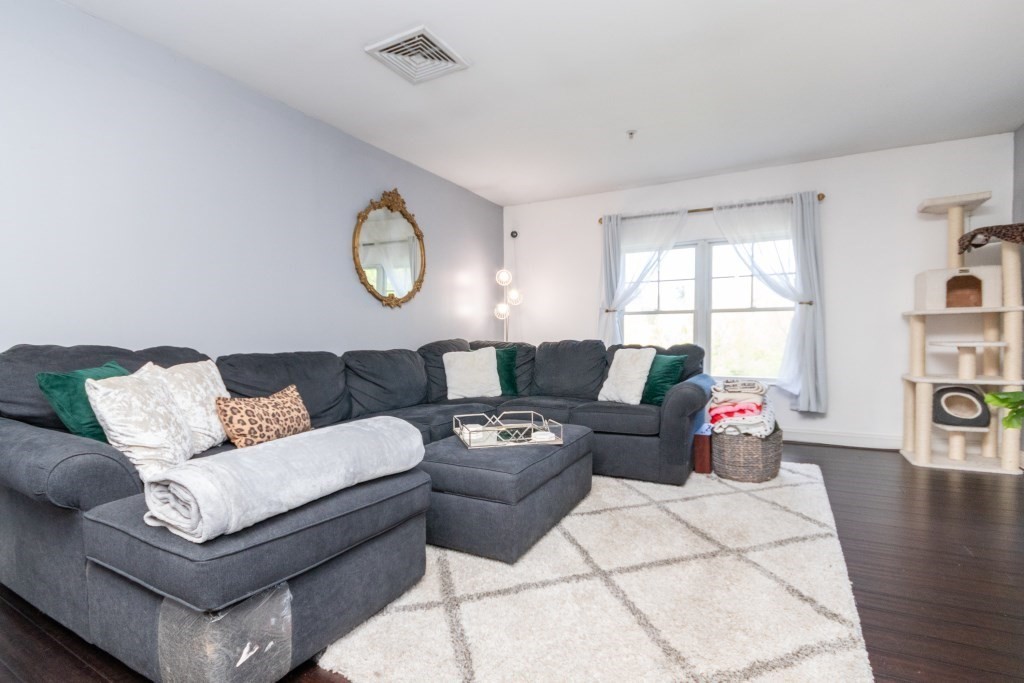 501 Commerce # 203 Unit: 2-203