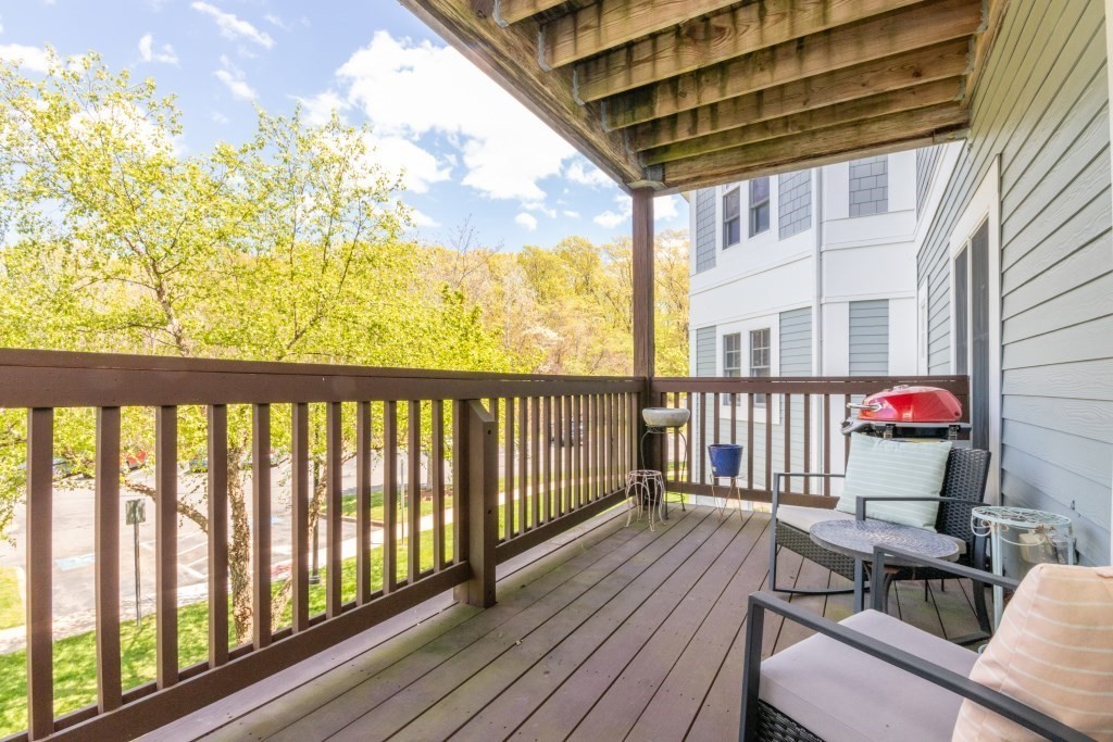 501 Commerce # 203 Unit: 2-203