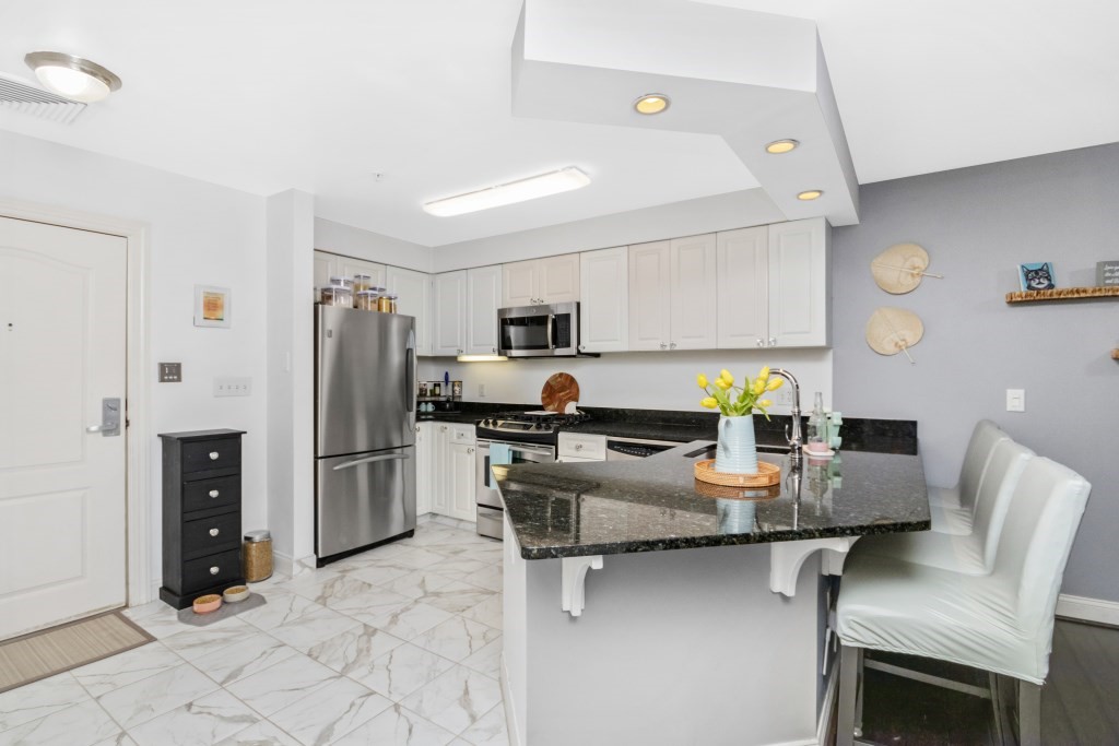 501 Commerce # 203 Unit: 2-203