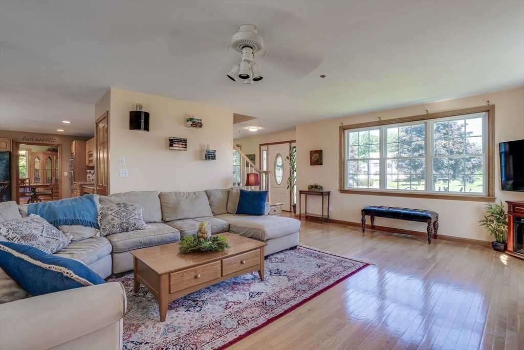10 Mayflower Lane