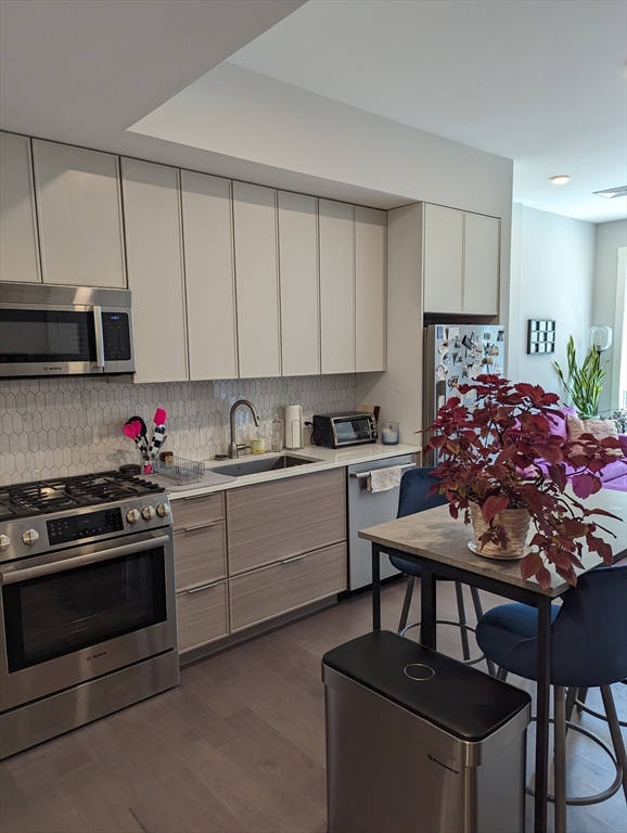 3193 Washington Street Unit: PH4