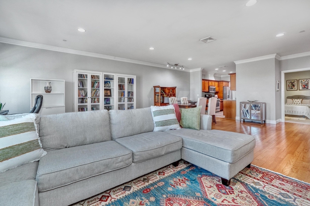 142 Bigelow St # 305