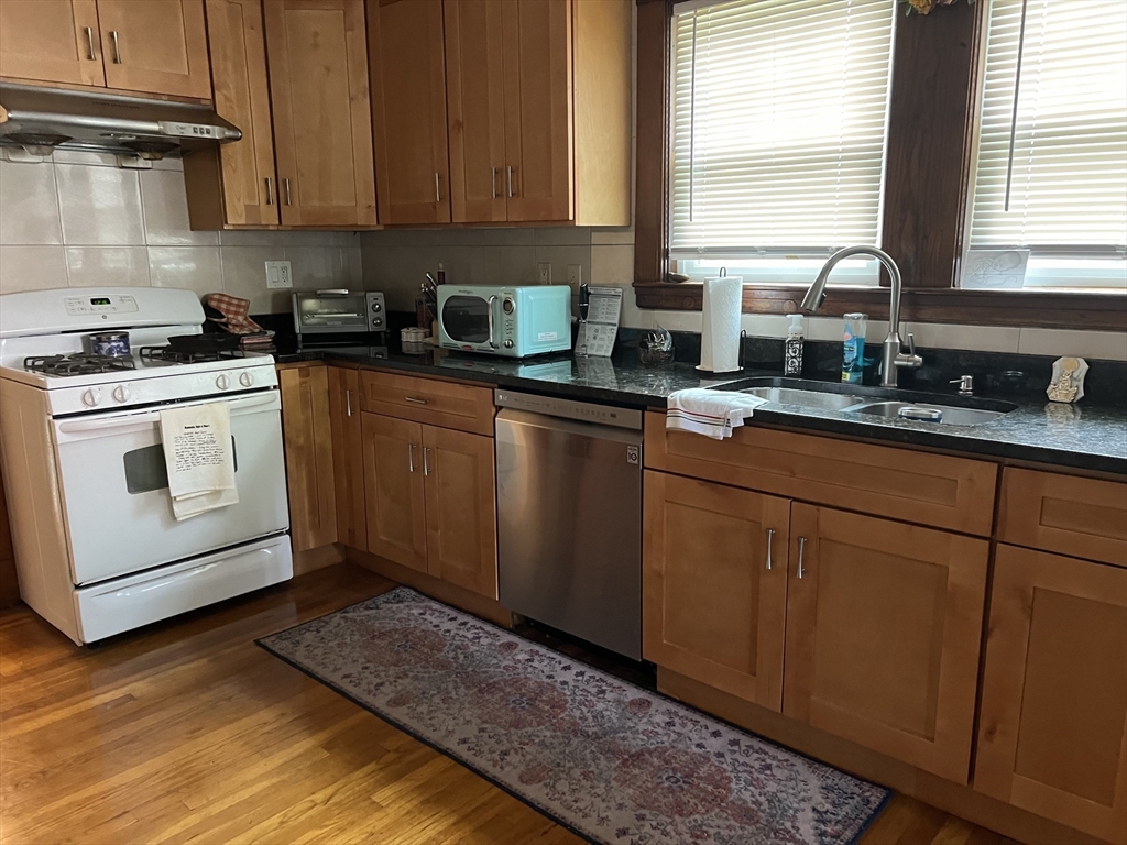 277 Lexington Street Unit: 1/F