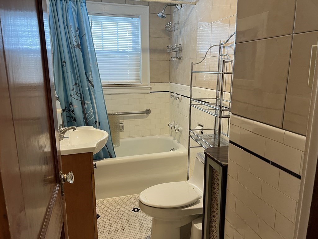 277 Lexington Street Unit: 1/F