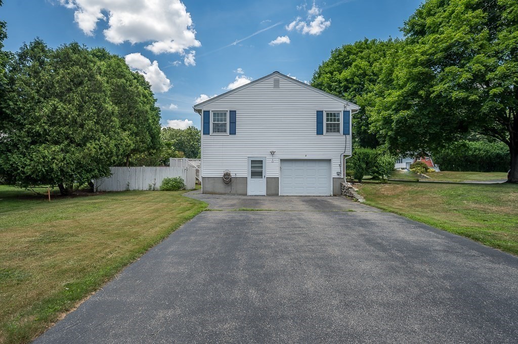 3 Bluegrass Ln