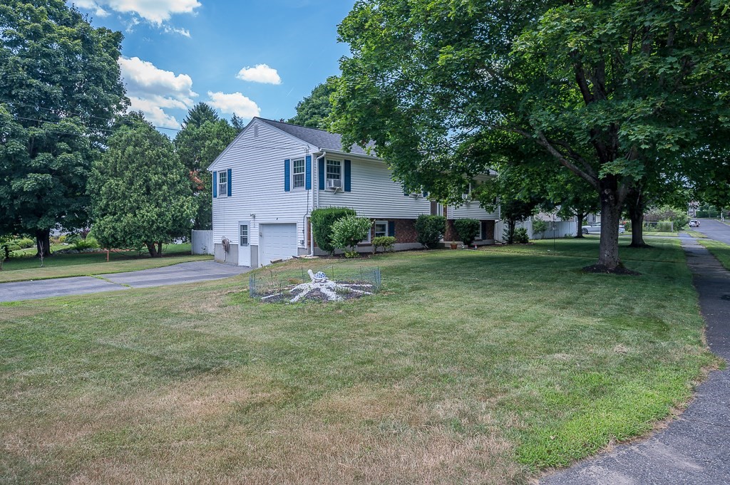 3 Bluegrass Ln