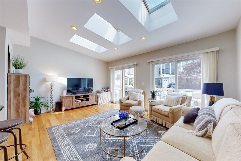 214 W 9th Unit: SF