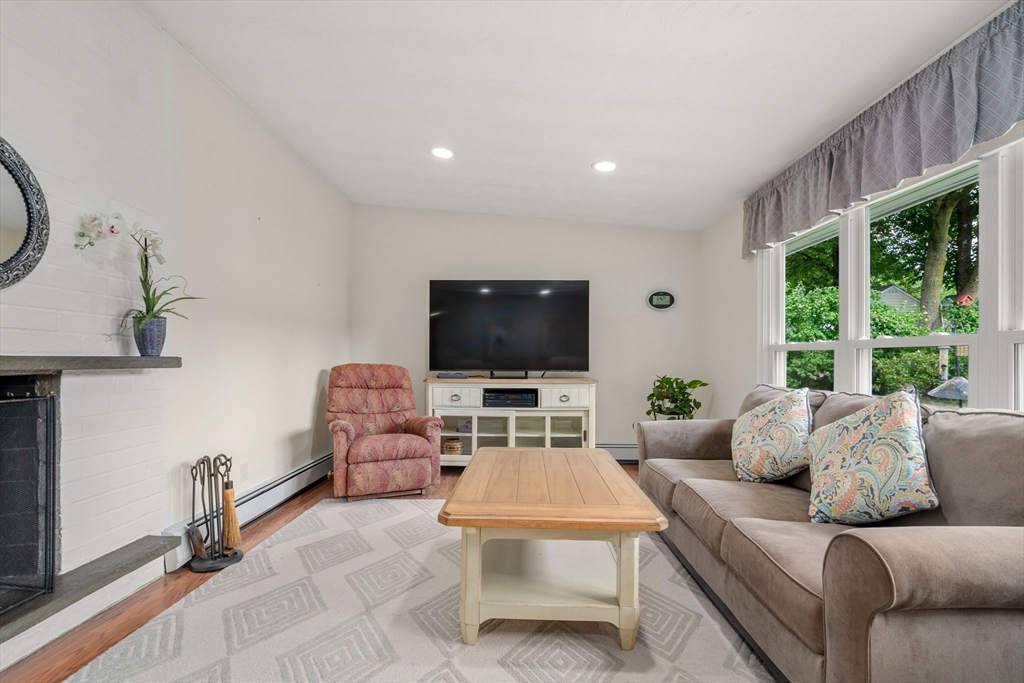 17 Mayflower Rd