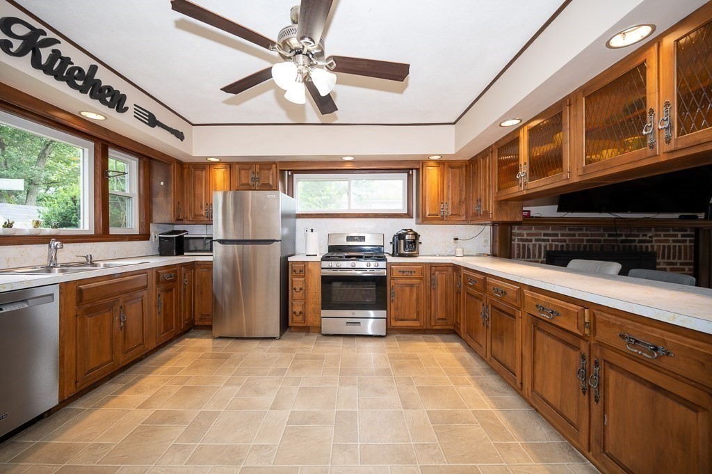 27 Lakeshore Dr