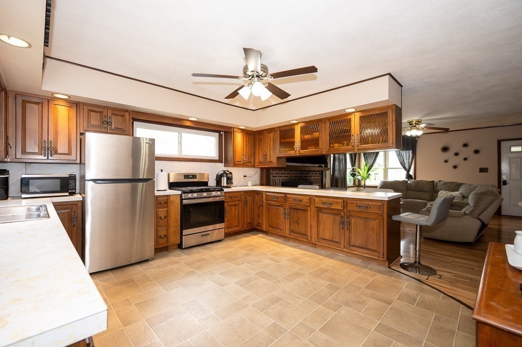 27 Lakeshore Dr