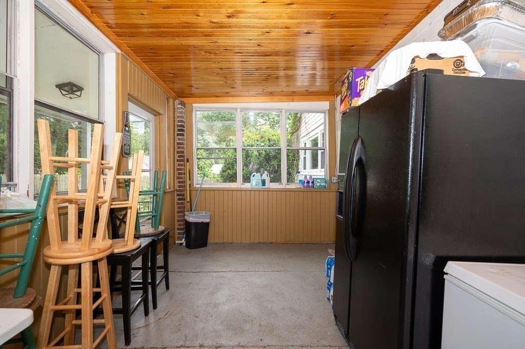 27 Lakeshore Dr