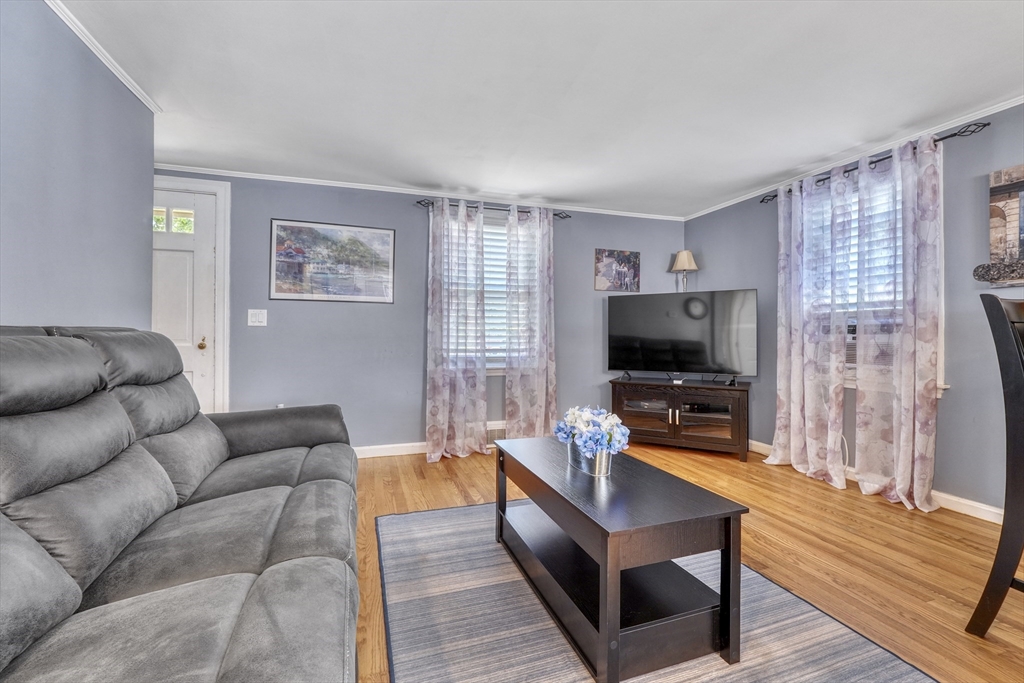 7 Lexington Dr