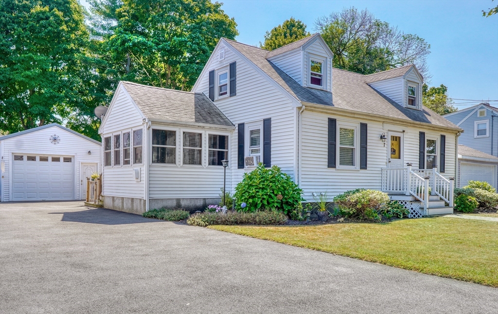 7 Lexington Dr