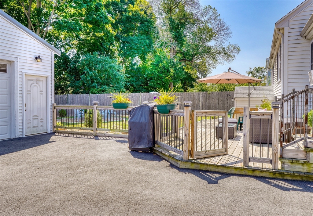7 Lexington Dr