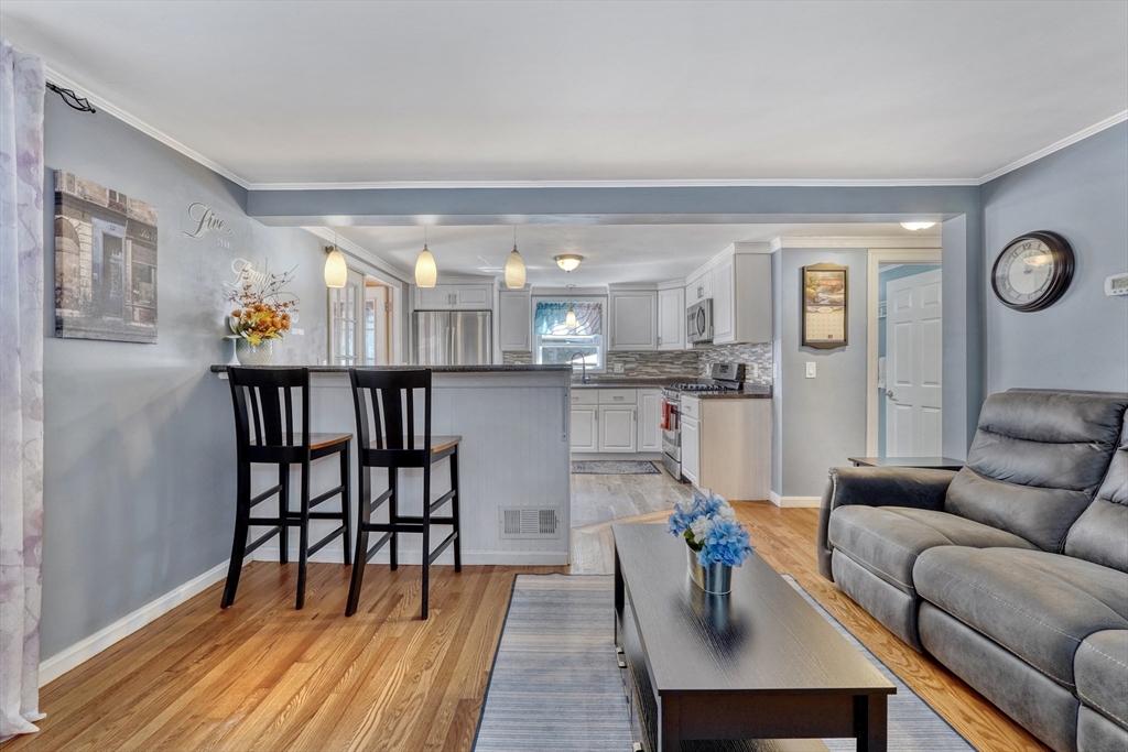 7 Lexington Dr