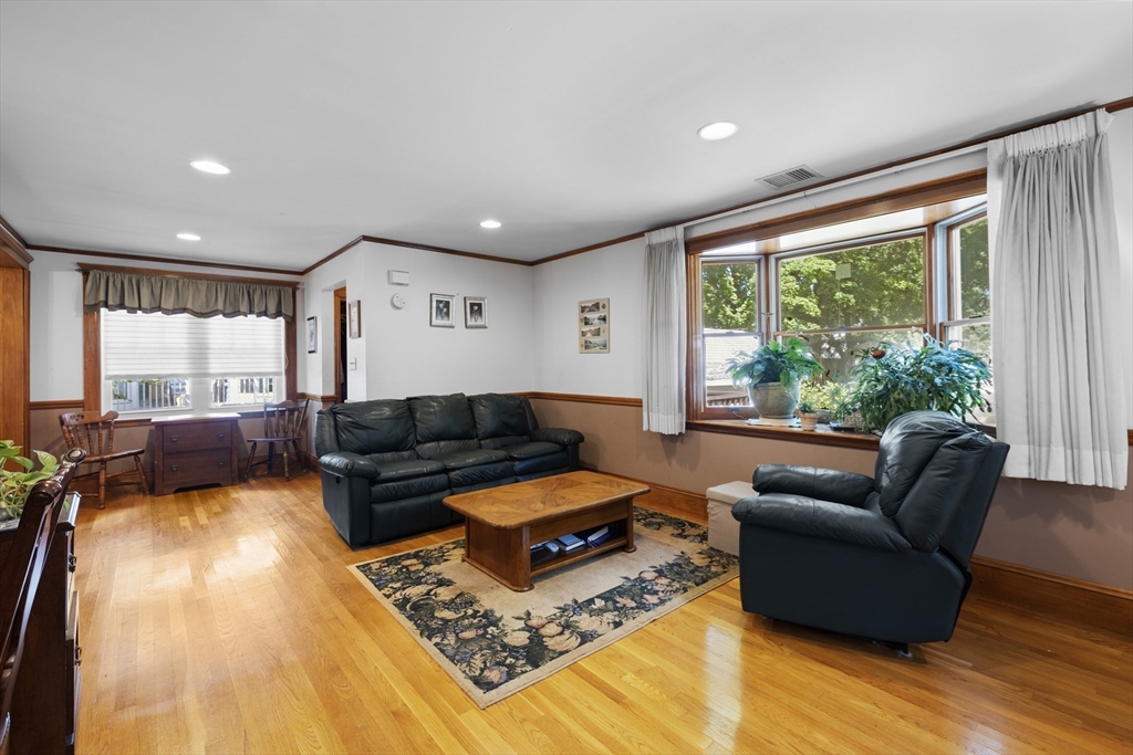 4 Farmcrest Ave