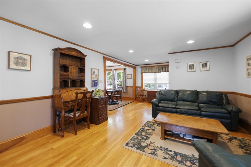 4 Farmcrest Ave