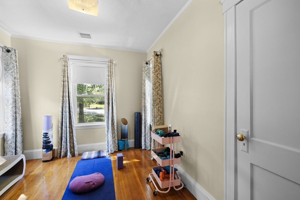 4 Farmcrest Ave