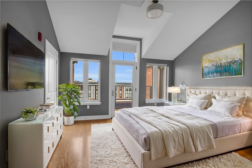 1501 Commonwealth Avenue Unit: PH2