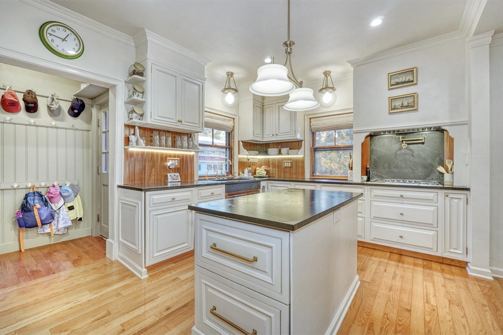 15 Rock Hill St