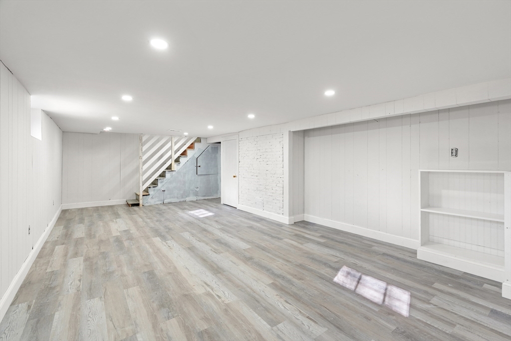 76 Speen St