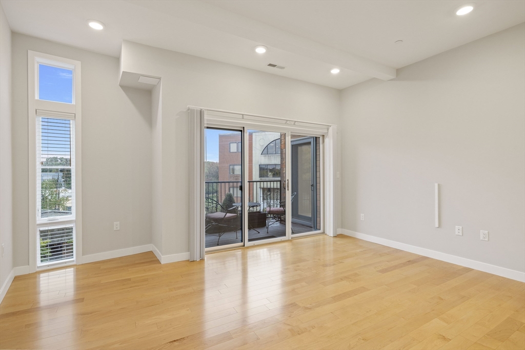 17 Holland Street # 301