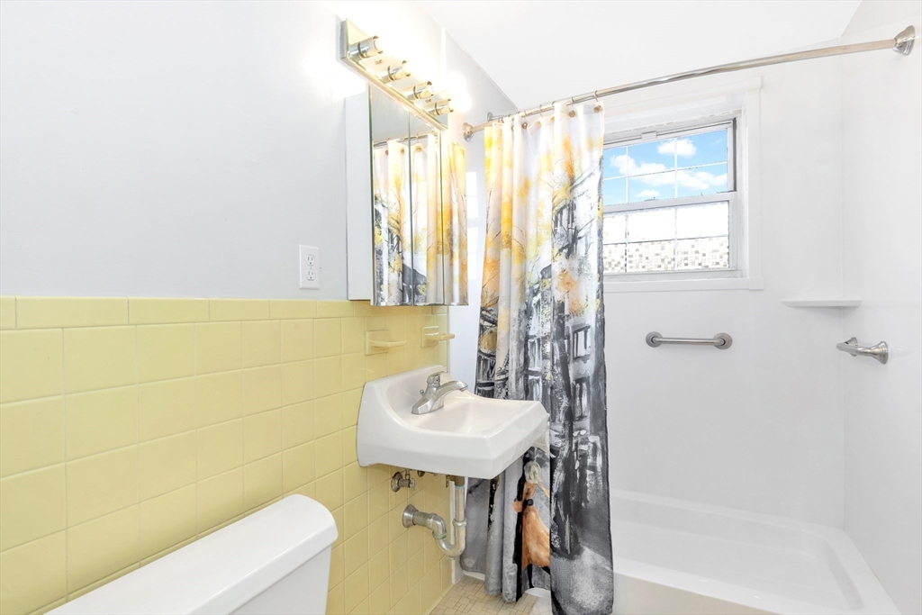 7 Colonial Village Dr # 2