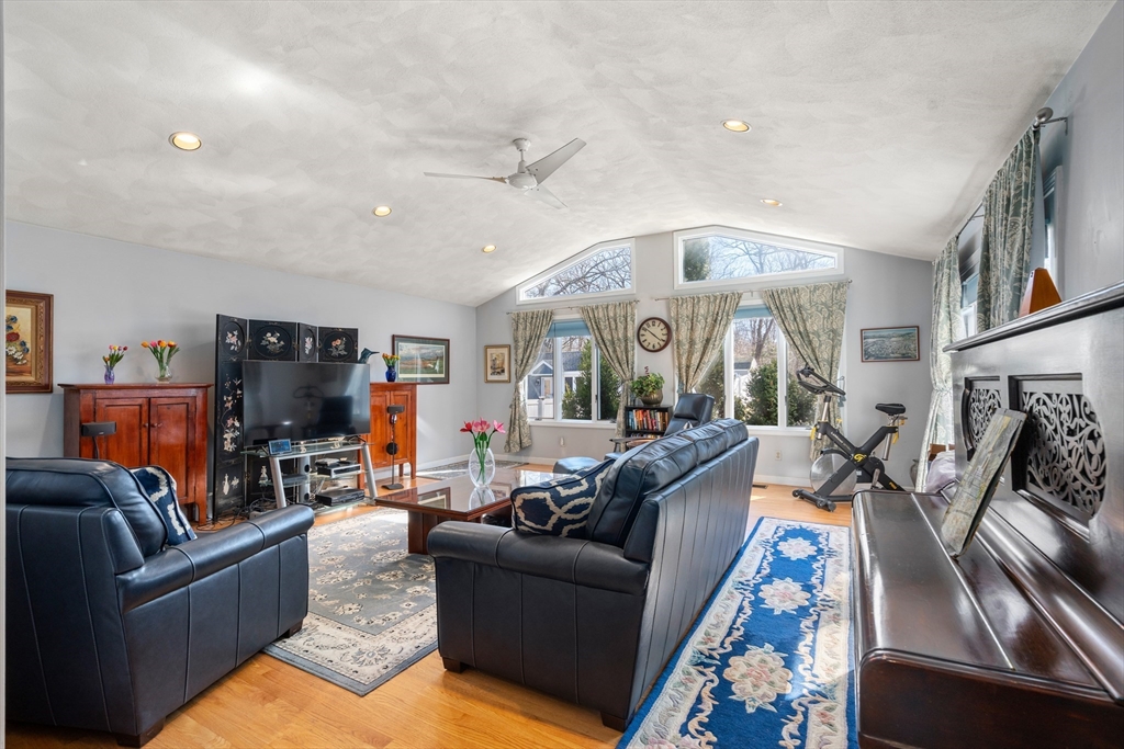 7 Whiting Rd