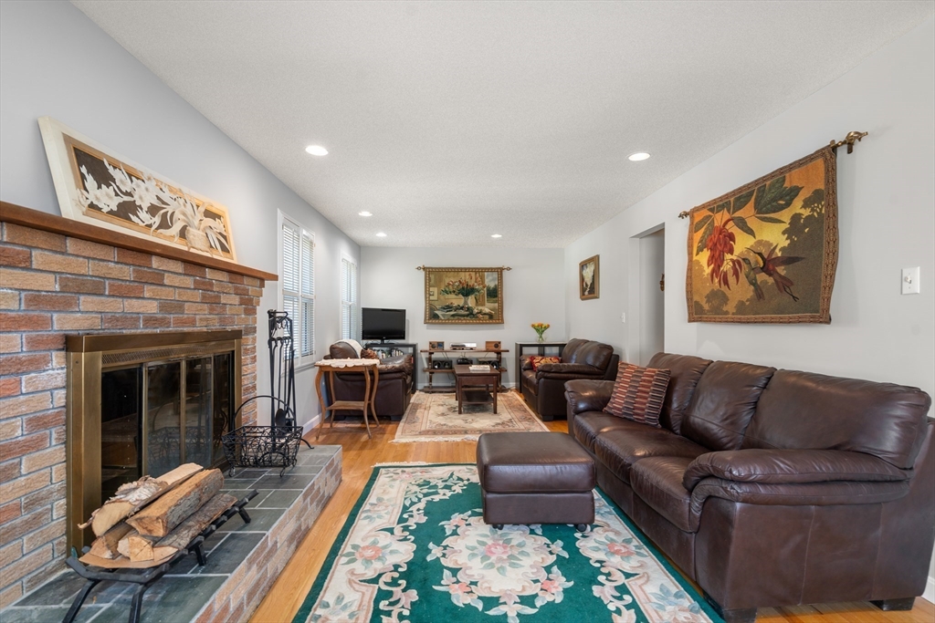 7 Whiting Rd