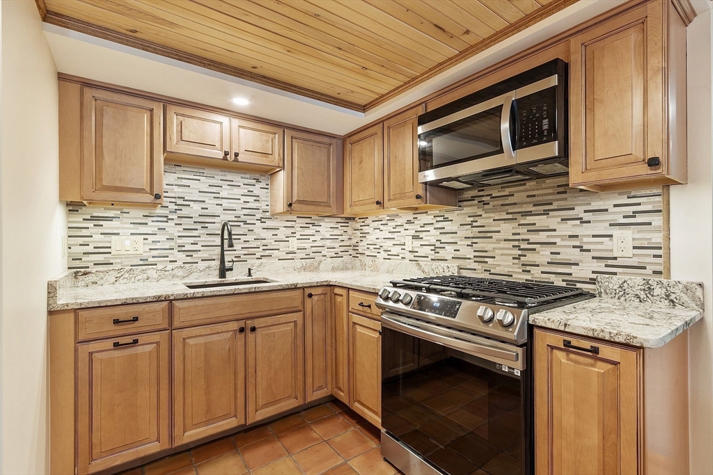 55 Wenuchas Trail, Groton