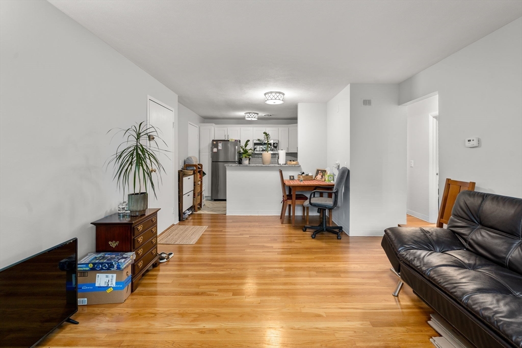 8R Riverside St # 2 Unit: 2-2