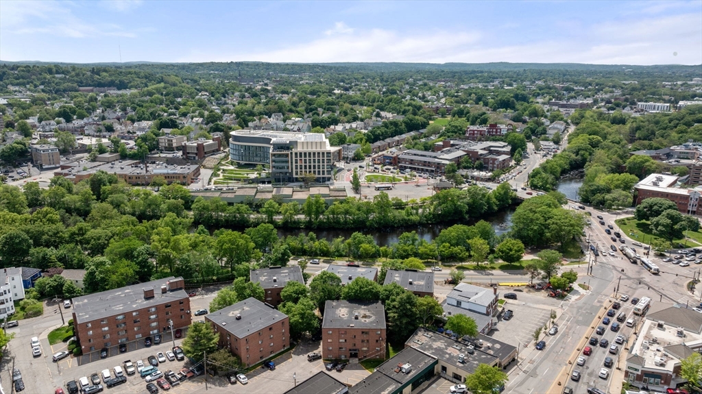 8R Riverside St # 2 Unit: 2-2