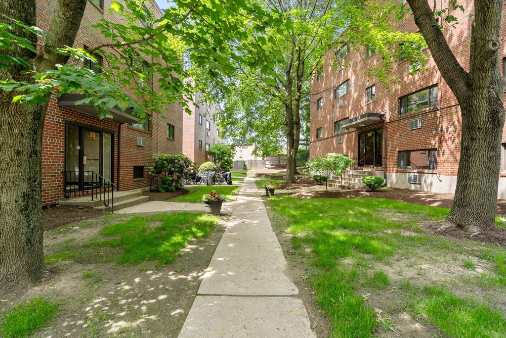 8R Riverside St # 2 Unit: 2-2