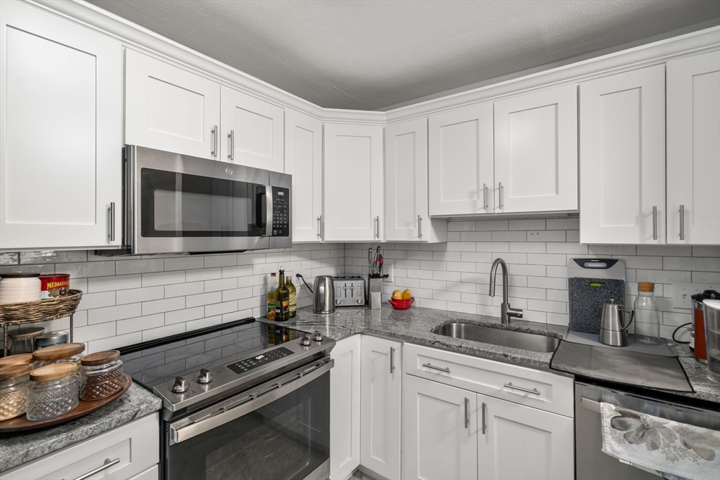 8R Riverside St # 2 Unit: 2-2