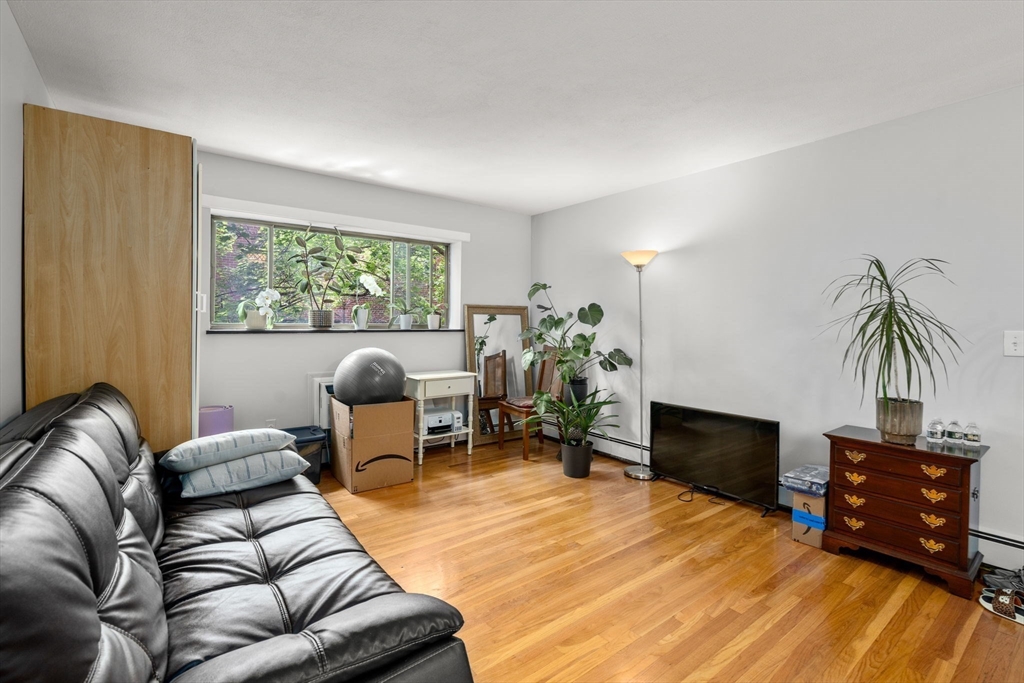 8R Riverside St # 2 Unit: 2-2